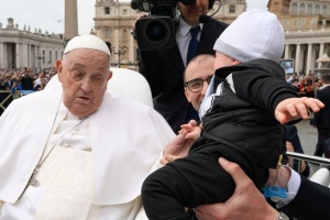papież franciszek na placu świętego Piotra